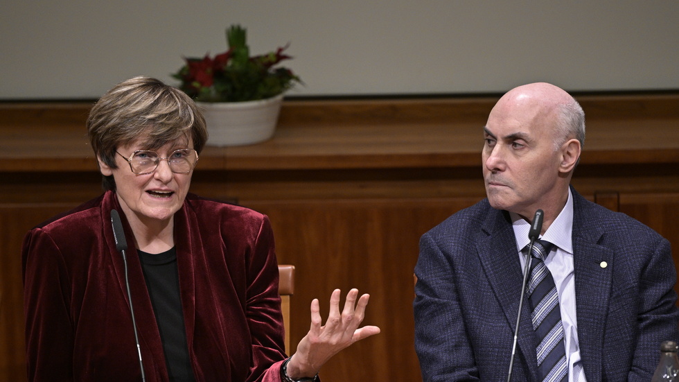 De två pristagarna Katalin Karikó och Drew Weissman under pressträffen på Nobelförsamlingen.