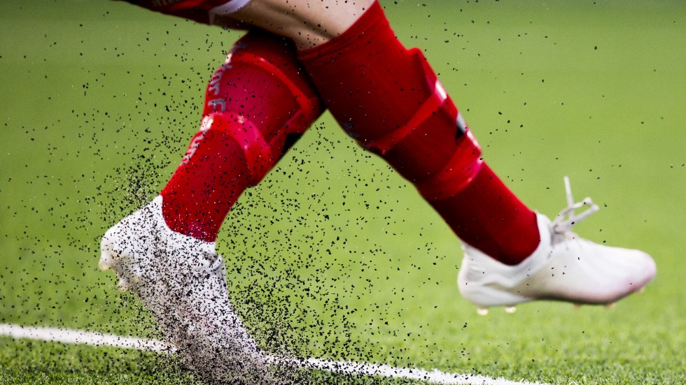 Snart förbjudna partiklar flyger i luften på en fotbollsmatch på norskt konstgräs 2019. Arkivfoto.