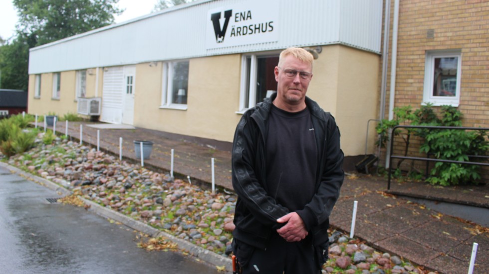 Bakom Mikael Hedberg syns den del av Vena värdshus som kommer att ha fem nya hotellrum klara till sommaren 2024.