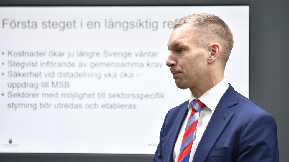 Civilminister Erik Slottner (KD) under en pressträff där utredningen rörande datadelning mellan myndigheter presenteras.