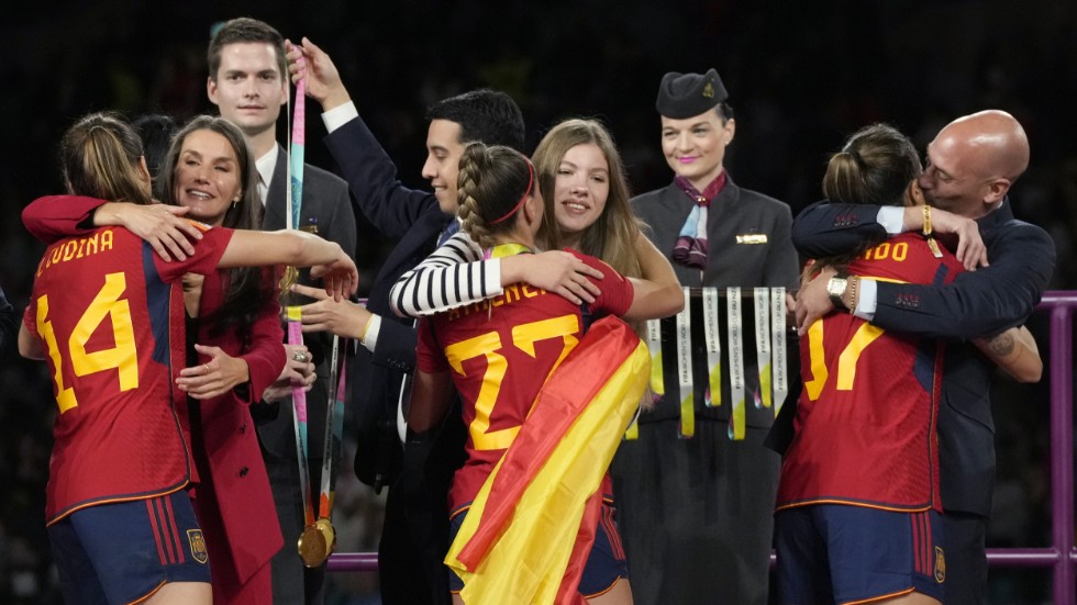 Spanske fotbollsordföranden Luis Rubiales, till höger, under prisutdelningen efter VM-finalen.