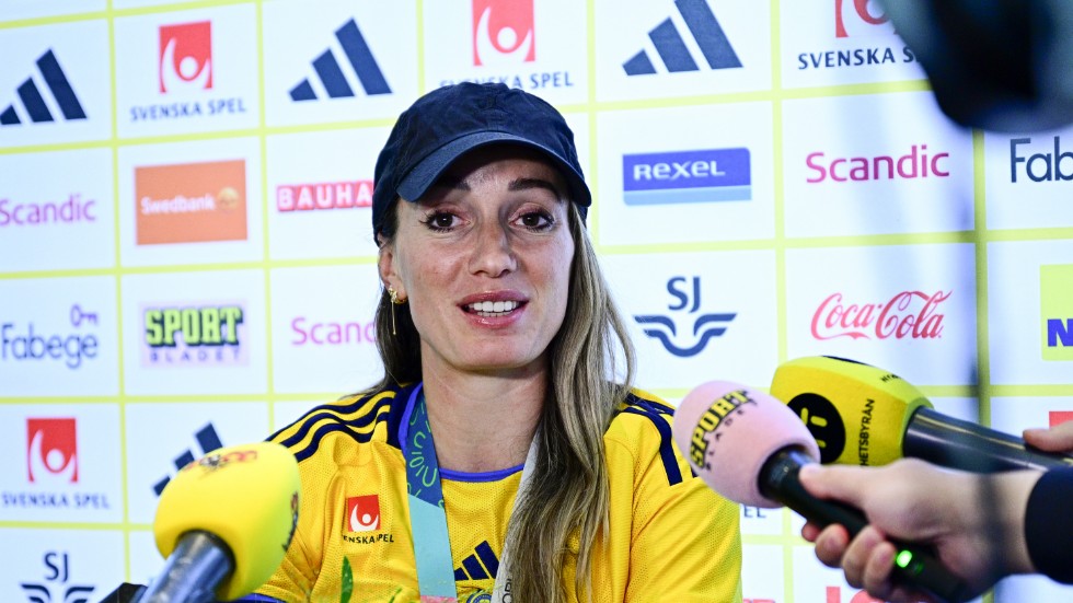 "Man behöver vila, man är helt slutkörd och behöver ladda om batterierna", säger Kosovare Asllani, här vid en presskonferens när damlandslaget kom tillbaka till Sverige i måndags. Arkivbild.