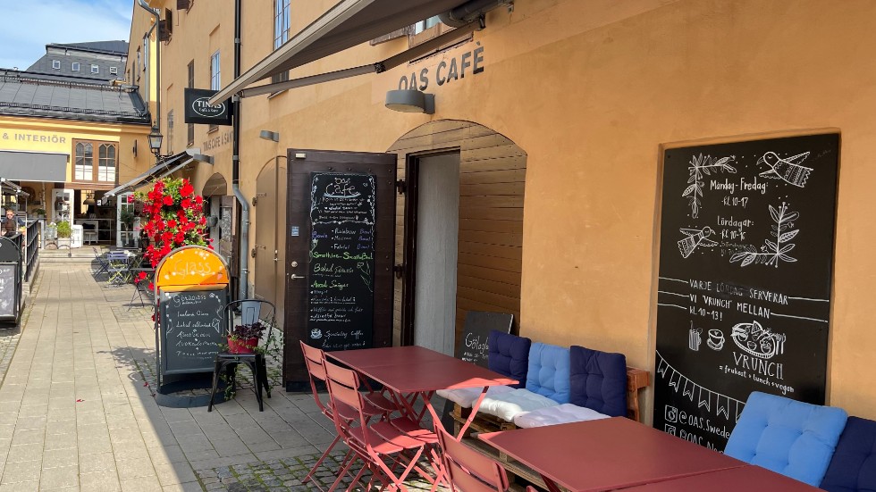 Oas café i Knäppingsborg har fortfarande öppet, men det ligger ett konkurshot över ägaren efter obetalda räkningar.