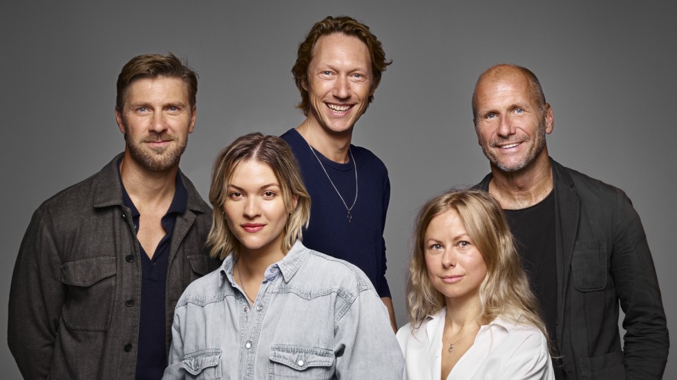 Linus Wahlgren, Simon J Berger och regissören Stefan Larsson (övre raden från vänster), Tove Styrke och Lisa Larsson laddar inför premiären på David Bowies "Lazarus" 2024. Pressbild.