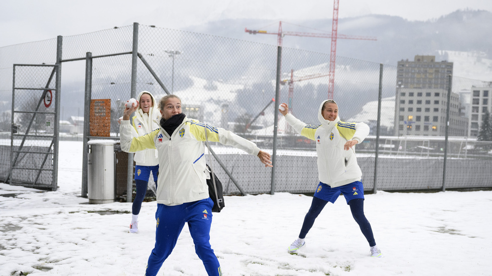 Filippa Angeldahl, Hanna Lundkvist (i bakgrunden) och Julia Zigiotti Olme kastar snöboll inför torsdagens träning dagen före Nations League-matchen mot Schweiz.