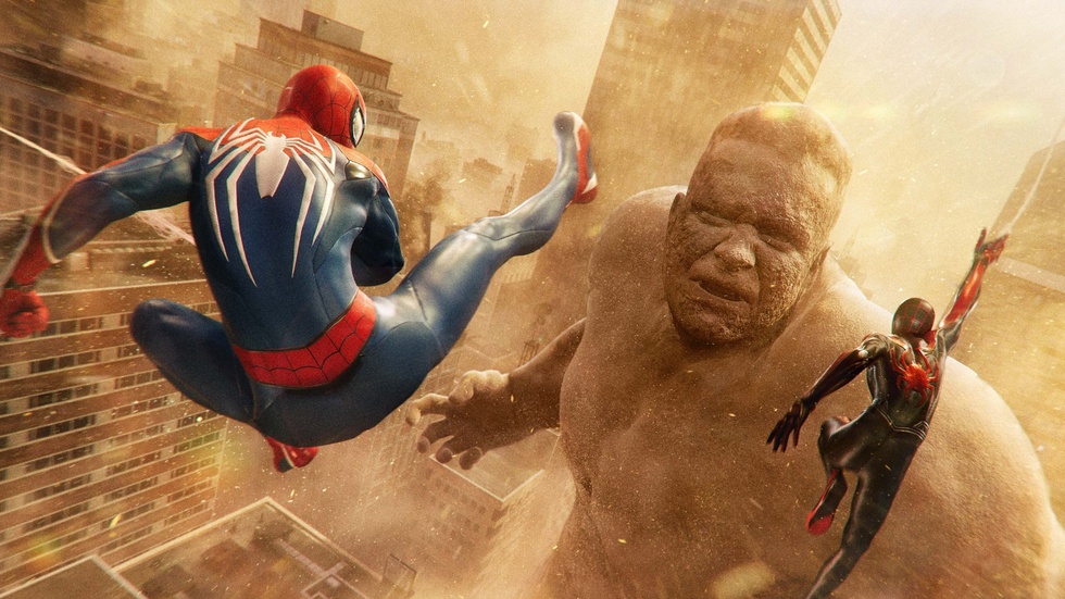 De båda spindelmännen samarbetar för att bekämpa Sandman i spelets inledning. Pressbild.