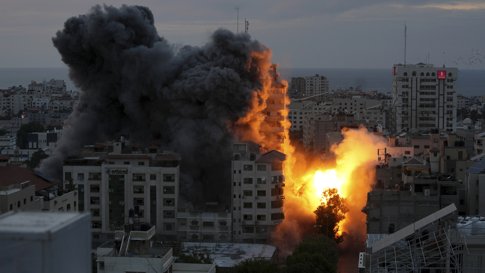 Israeliskt bombanfall mot Gaza under krigets första dag.