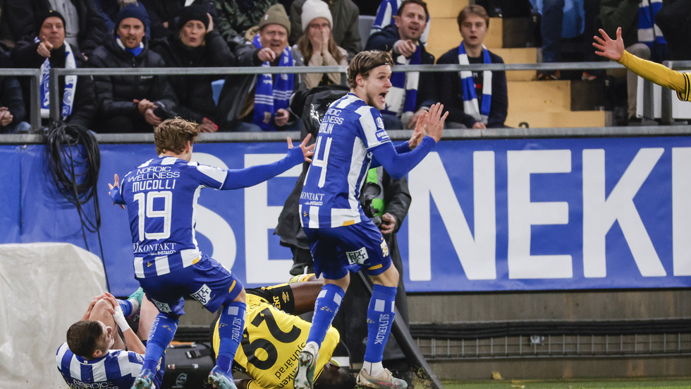 IFK Göteborgs Kolbeinn Thordarson och Elfsborgs Buhari Ibrahim ligger på gräset under måndagens fotbollsmatch mellan IFK Göteborg och IF Elfsborg på Gamla Ullevi.