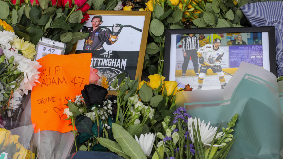 Supportrar har lagt ned blommor och bilder på Adam Johnson och skapat en minnesplats utanför arenan efter helgens dödsolycka.