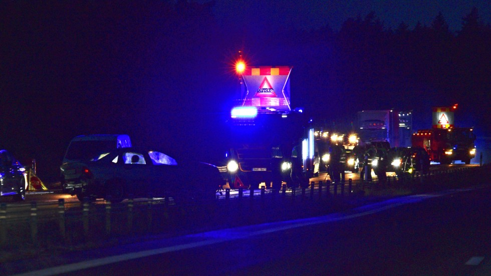 Den första olyckan inträffade på E4 väster om Nyköping (bilden) där en polisbil var ett av olycksfordonen.