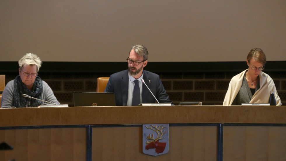 Kommunfullmäktiges ordförande Stefan Askenryd röt till mot SD:s Magnus Häggblad.