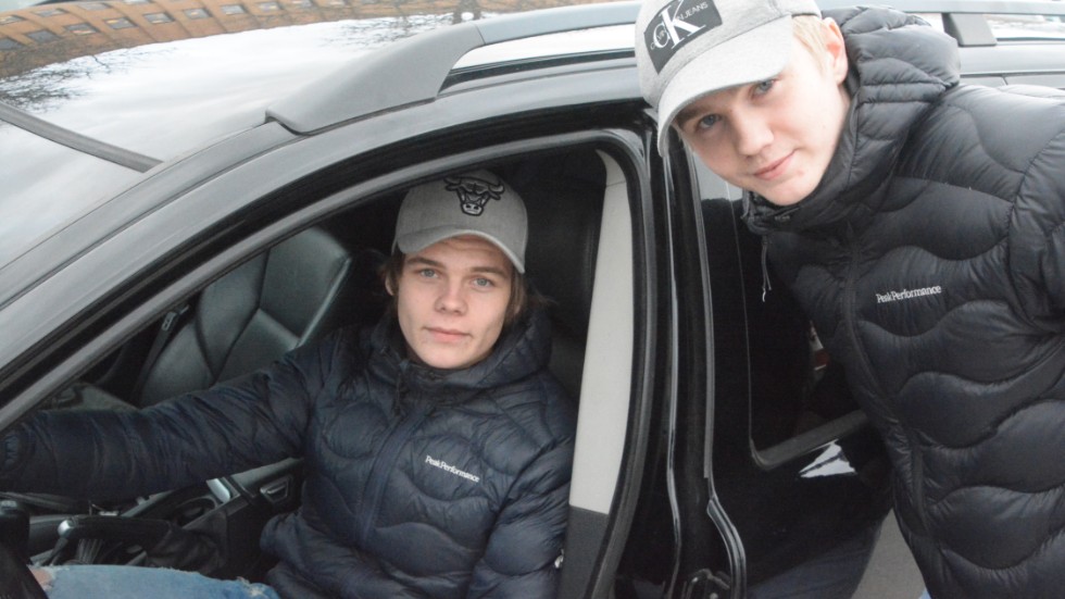 Alexander Sjölund, 18, har körkort – och Lucas Holmberg, 17, är på god väg att skaffa ett (han har just genomfört riskettan) – så snabba leveranser, av allehanda förnödenheter, är inga problem.
