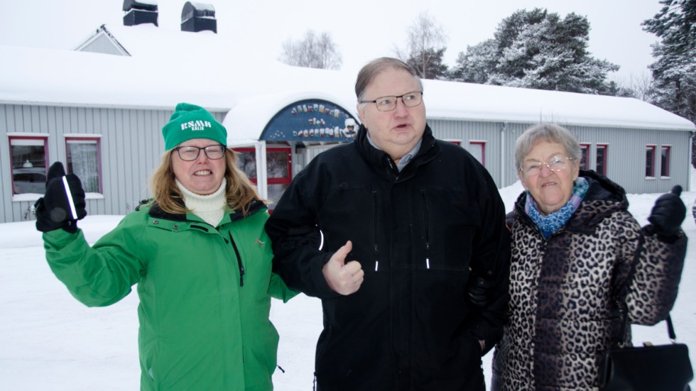 Rose-Marie Nilsson, Ronnie Nordqvist och Anita Andersson utanför huset som föreningarna inom kort får flytta in i.