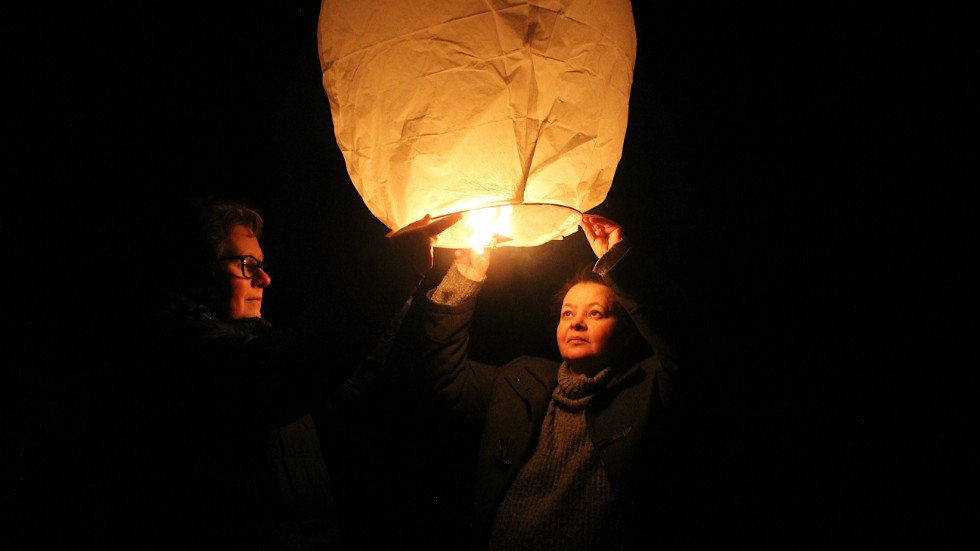 Anna Tegberger och Arja Bergström tände en ljuslykta och lät den stiga mot himmelen.