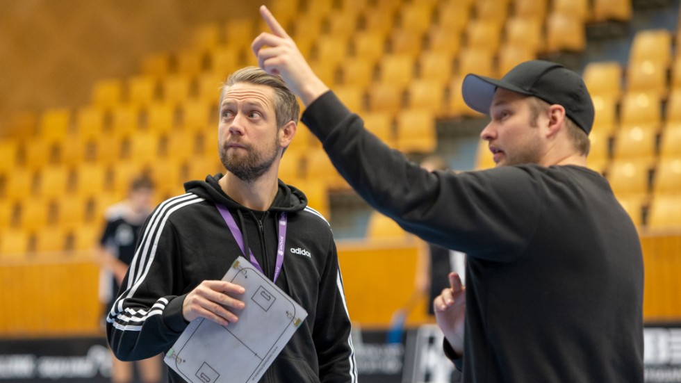 David Gillek och Johan Astbrant diskuterar. Men nu är det bara Gillek som är kvar som tränare för Linköping innebandy. 