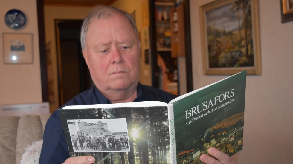 Christer Hager läser en bok om Mariannelund om en vardag han delat på Brusafors som nu blivit historia.