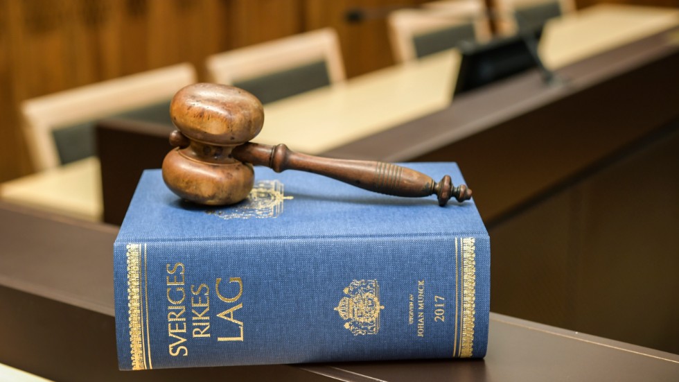 Kalmar tingsrätt beslutar om en friande dom för en Vimmerbybo sedan åklagaren dragit tillbaka åtalet under rättegången.