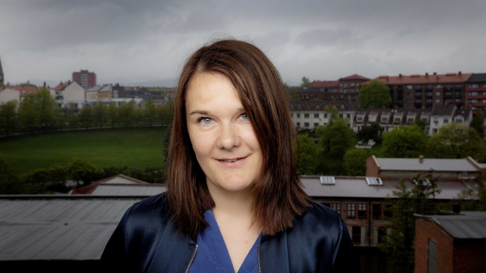 Marie Aubert (född 1979) debuterade 2016 med novellsamlingen "Får jag följa med dig hem". "Vuxna människor är henne andra bok och den första att översättas till svensk.