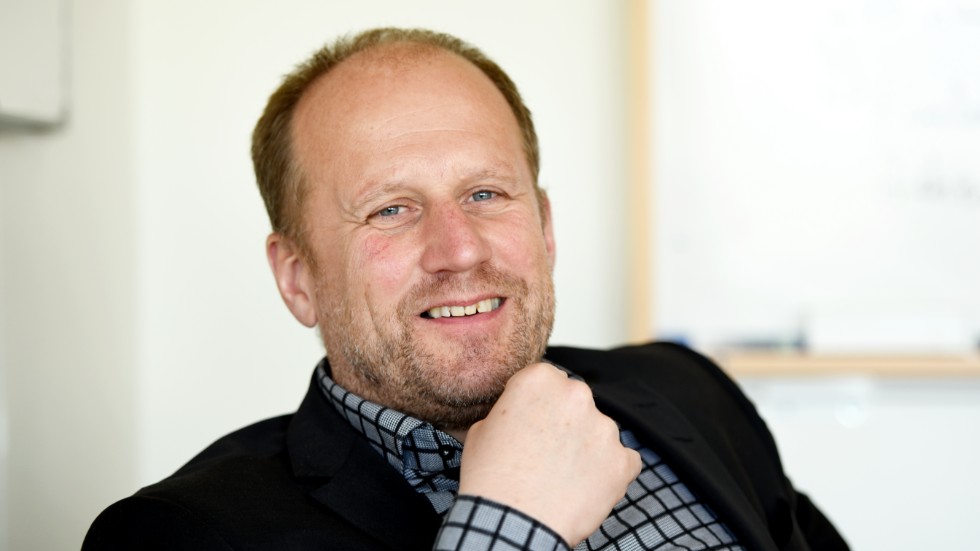 Anders Axelsson var kommundirektör i Finspångs kommun i tio år. Nu jobbar han vidare inom kommunen med olika uppdrag.