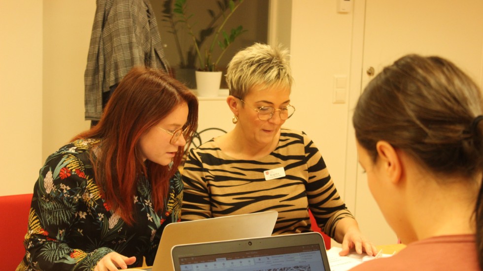 Olivia Andwester, yrkeslärare Kinda lärcentrum, Birgitha Fernström, undersköterska dagverksamhet Blåklinten, och Hanna Ljungberg, arbetsterpeut.