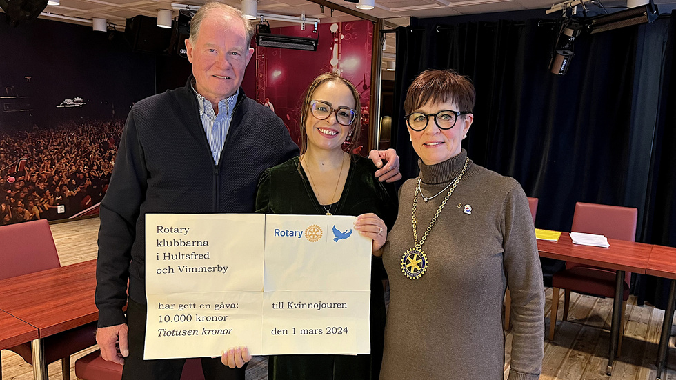 Jan Frankenberg, president i Vimmerby Rotaryklubb, och Ann-Brith Sköld, president i Hultsfred Rotaryklubb, lämnade över 10 000 kronor till Elaine Sanches från Hultsfred/Vimmerby kvinnojour.