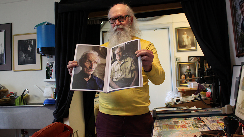 Björn Stridh umgicks med bröderna Olle och Sven Lindström i drygt 15 år. Han tog tusentals bilder, bilder som nu blivit en fotografisk berättelse med titeln "Bröderna i bruna huset".