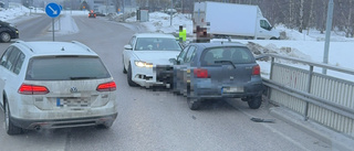 Två bilar i frontalkrock i Luleå – böter för förare