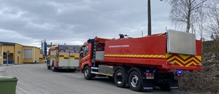 Stort pådrag vid brand på såg – fem brandbilar på plats