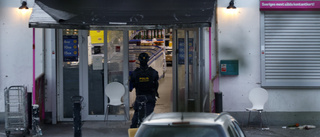Kvinna allvarligt skadad vid explosion i butik i Södertälje