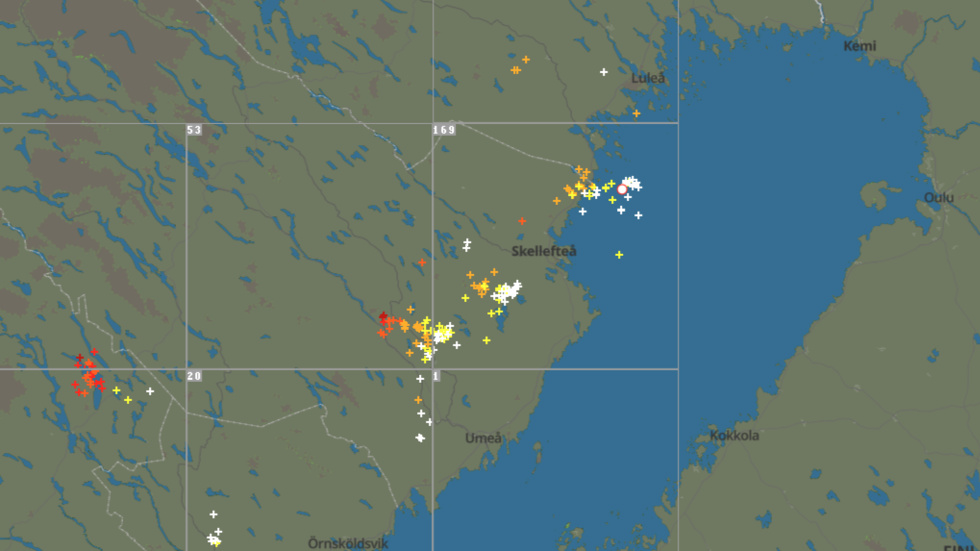 There has been a significant amount of lightning activity in the past hour, particularly around Burträsk and Byske.