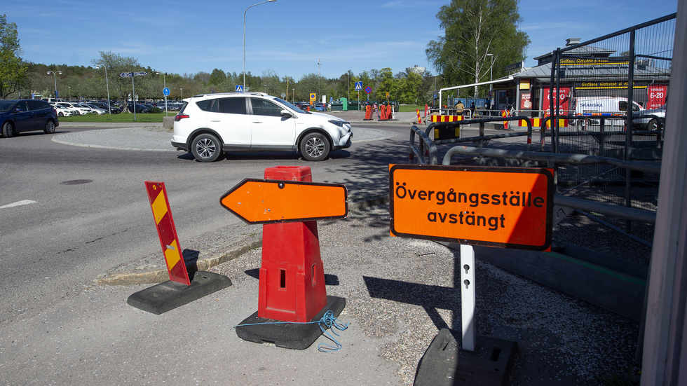 "Norra Europas mest rondelltäta stad och majoriteten av förarna vet inte hur man för sig i en sådan" skriver insändarskribenten. Bilarna på bilden har inget med insändaren att göra.