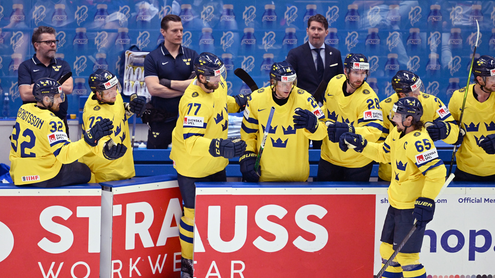 Erik Karlsson gratuleras av lagkamraterna i båset efter sitt 3–0-mål i segermatchen mot Polen.