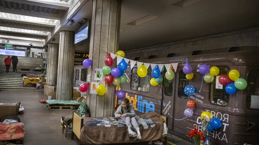 Skydd. Människor lever, och firar barnkalas, i tunnelbanan i Charkiv eftersom det ger trygghet. Att Ryssland trots återkommande attacker lyckas ta staden är dock inte troligt. 