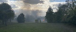 Kraftig brand i garage – byggnaden totalförstörd