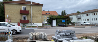 Busshållplatsen på trafikerade gatan ännu inte redo att öppna