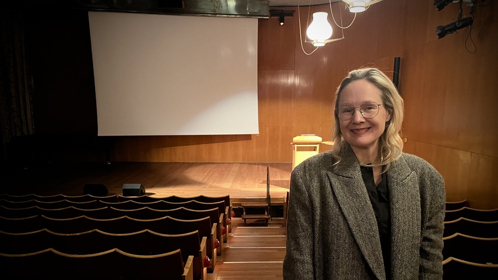 Lina Thomsgård är, bland mycket annat, pr-konsult, programledare och kulturproducent. Hon har bland annat grundat och drivit projektet Rättviseförmedlingen samt Stockholms Kvinnohistoriska museum. 