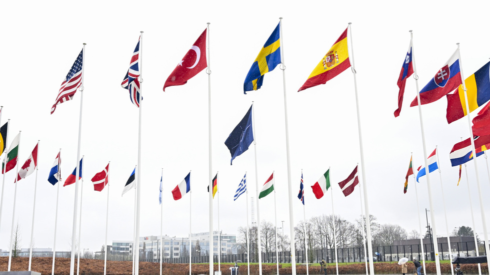 Sveriges flagga hissad vid Nato-högkvarteret i Bryssel.