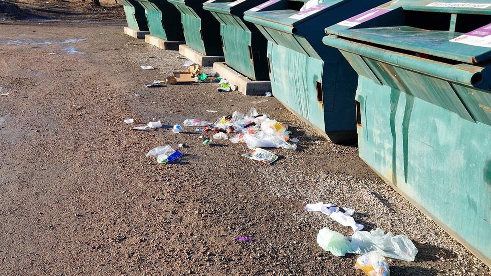 Insändarskribenten reagerar på nedskräpning kring återvinningstationen vid Rosvalla.