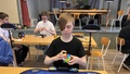 Här löser Pep en rubiks kub på 8,9 sekunder – i Linghem