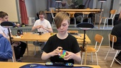 Här löser Pep en rubiks kub på 8,9 sekunder – i Linghem