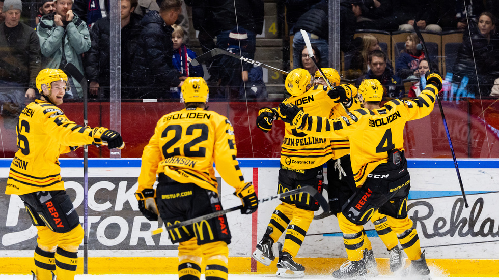 Skellefteå AIK made a splendid start in Tuesday's quarter-final at Saab Arena. Here, the first goal scorer of the match, Dylan Sikura, is embraced by his teammates.