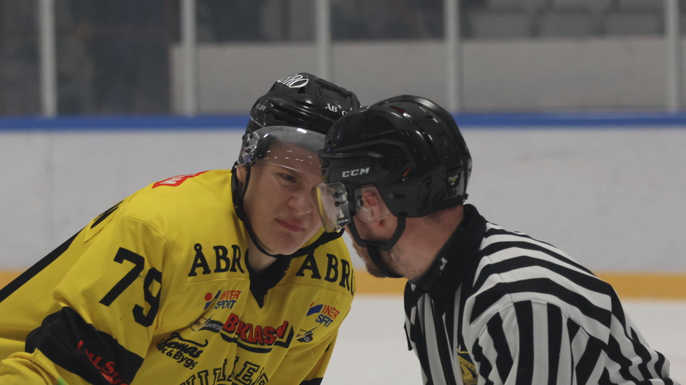 Isac Göransson face to face med en linjedomare.