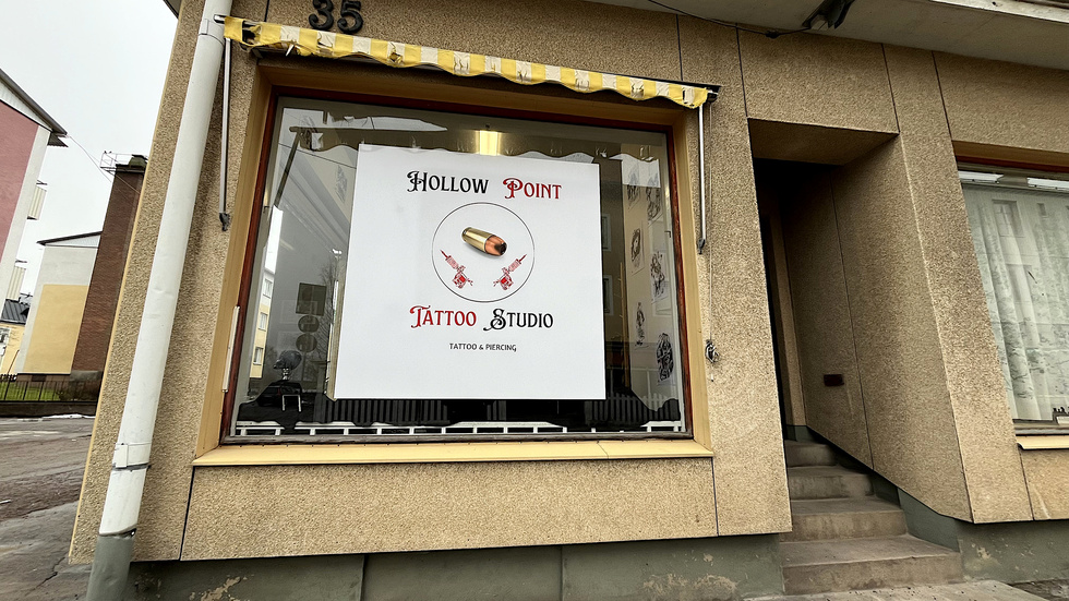 Efter ett halvårs förseningar har Hultsfreds tatueringsstudio dragit igång verksamheten. Nu går det att göra bokningar. Öppettiderna anpassas till kunderna.