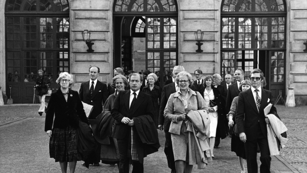 Nytillträdde statsministern Ola Ullsten, Folkpartiet, (längst till höger) vandrar med sin nya regering med bland andra Jan-Erik Wikström (tvåa från vänster) över Stockholms slotts borggård för att äta lunch tillsammans med kungen den 18 oktober 1979. Arkivbild.