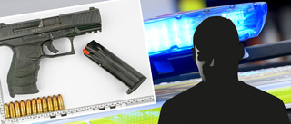 17-åring hade pistol i väskan – sprang ifrån polisen