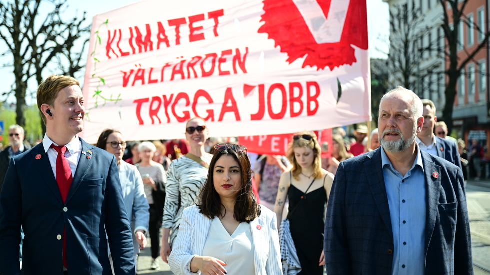 Vänsterpartiets partiledare Nooshi Dadgostar i första maj-tåget i Göteborg, flankerad av partikamraterna Håkan Eriksson och Jonas Sjöstedt.