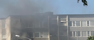 Storbrand i lägenhet – en person räddad från tak