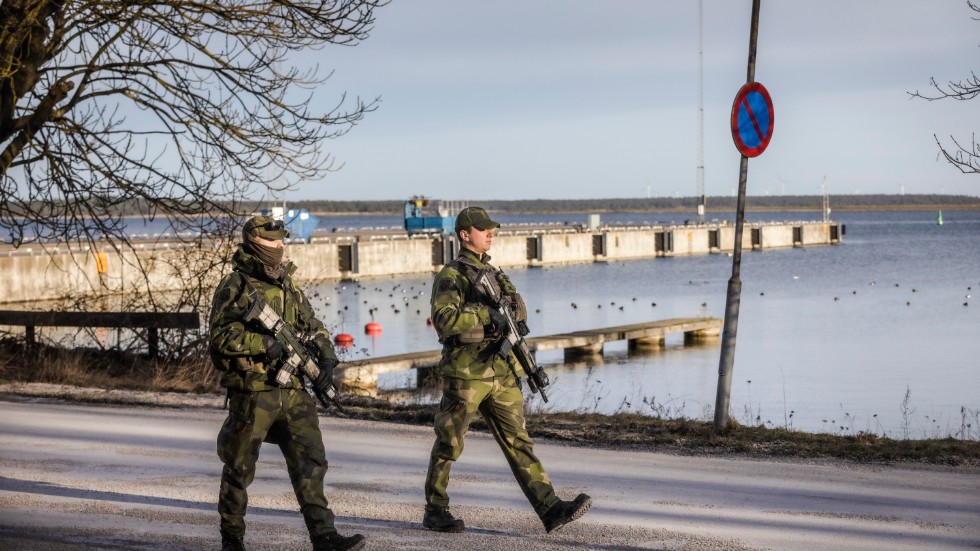 Patrullerande soldater i Slite. Försvarsmaktens militära närvaro på Gotland fortsätter med stärkta förmågor på land, till sjöss och i luften. 
