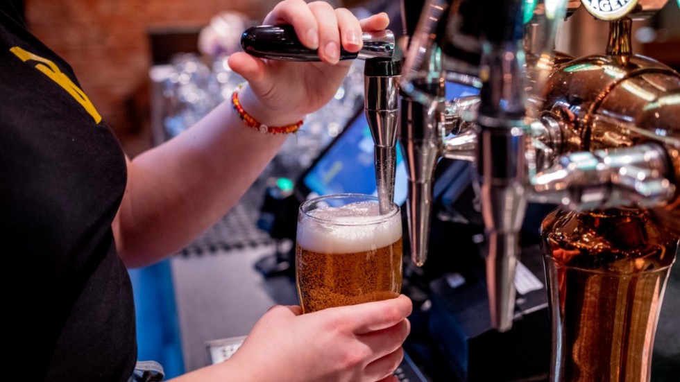 Regeringen har aviserat att alkoholskatterna ska höjas med 13 procent fram till 2024, vilket riskerar att slå mot hårt drabbade branscher.  