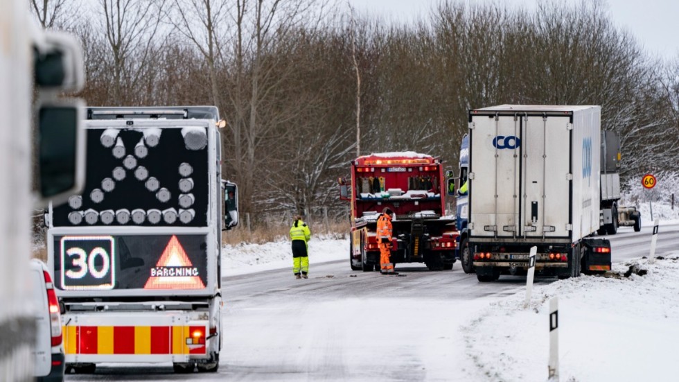 En lastbil som hamnat i diket i halkan bärgas på vägen mellan Hyllinge och Väla utanför Helsingborg på torsdagen.